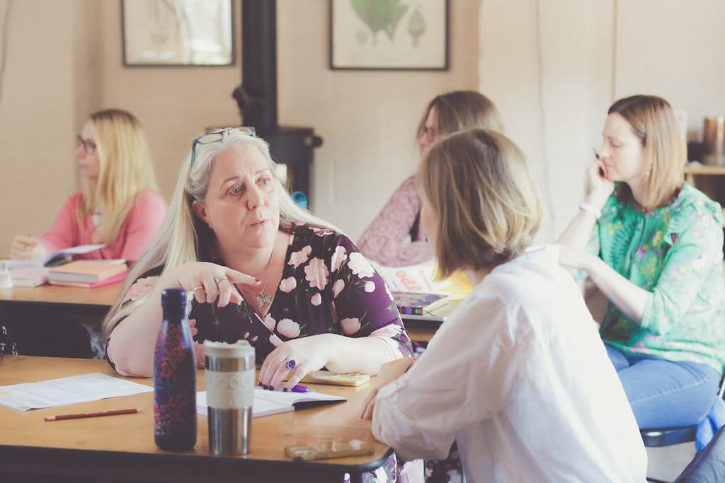 psychologists discussing ideas in pairs